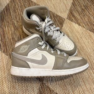 Air Jordan 1 Mid in the College Grey size 4.5 kids